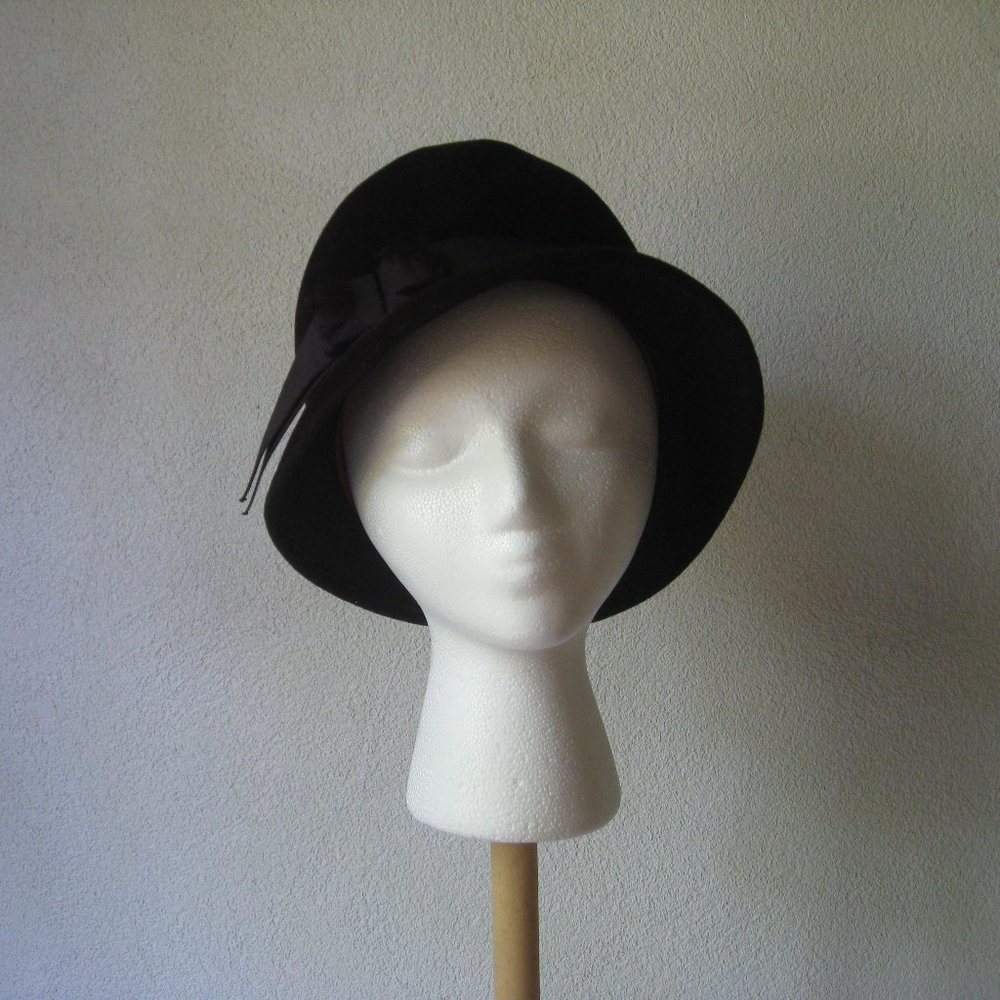 Vintage l 60s OS Mr. John Classic Designer Black Velvet Ribbon Bow Lampshade Hat
